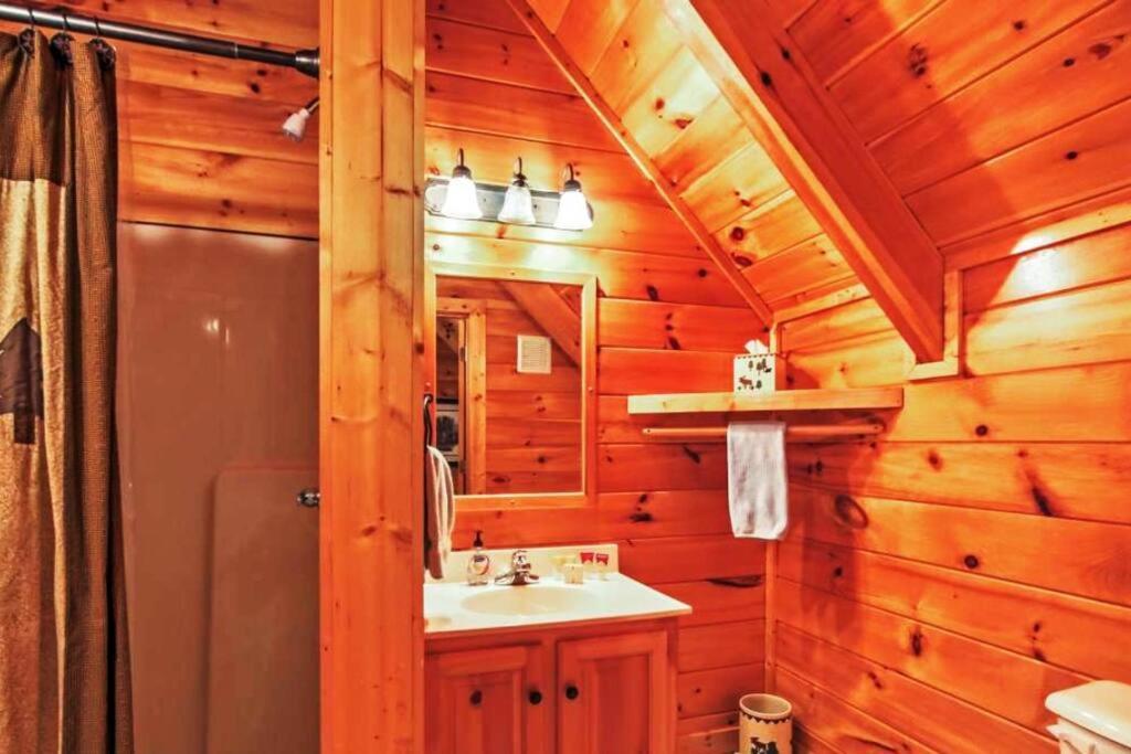 Solid Ground Lodge With Yard! Pigeon Forge Exterior foto