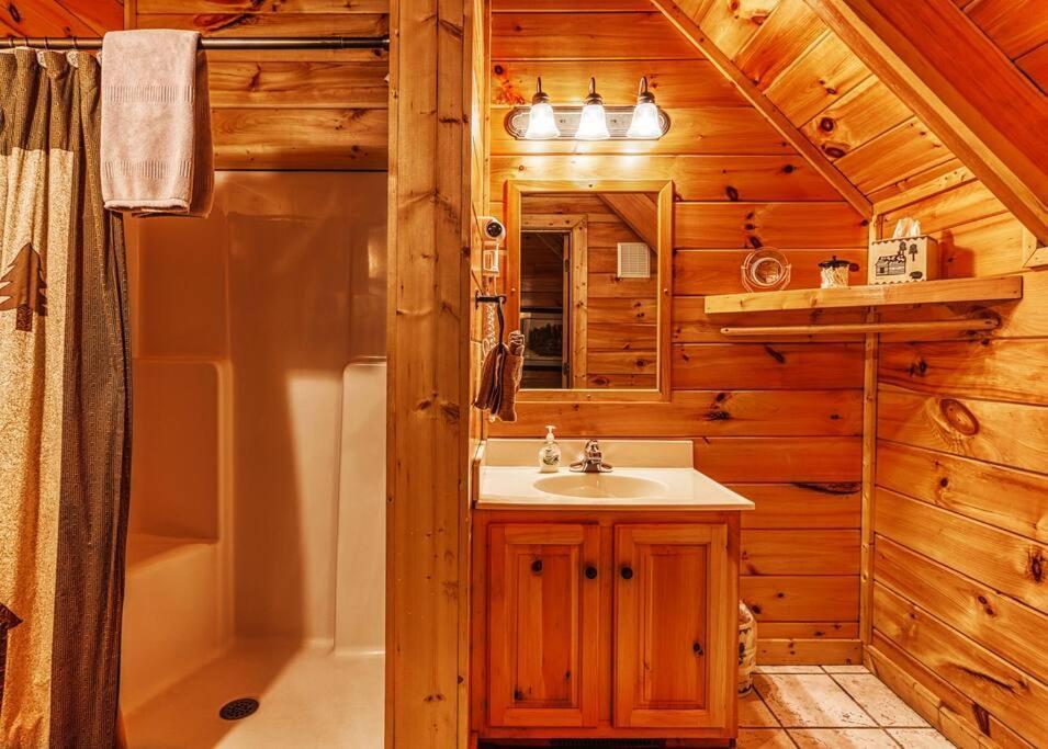 Solid Ground Lodge With Yard! Pigeon Forge Exterior foto