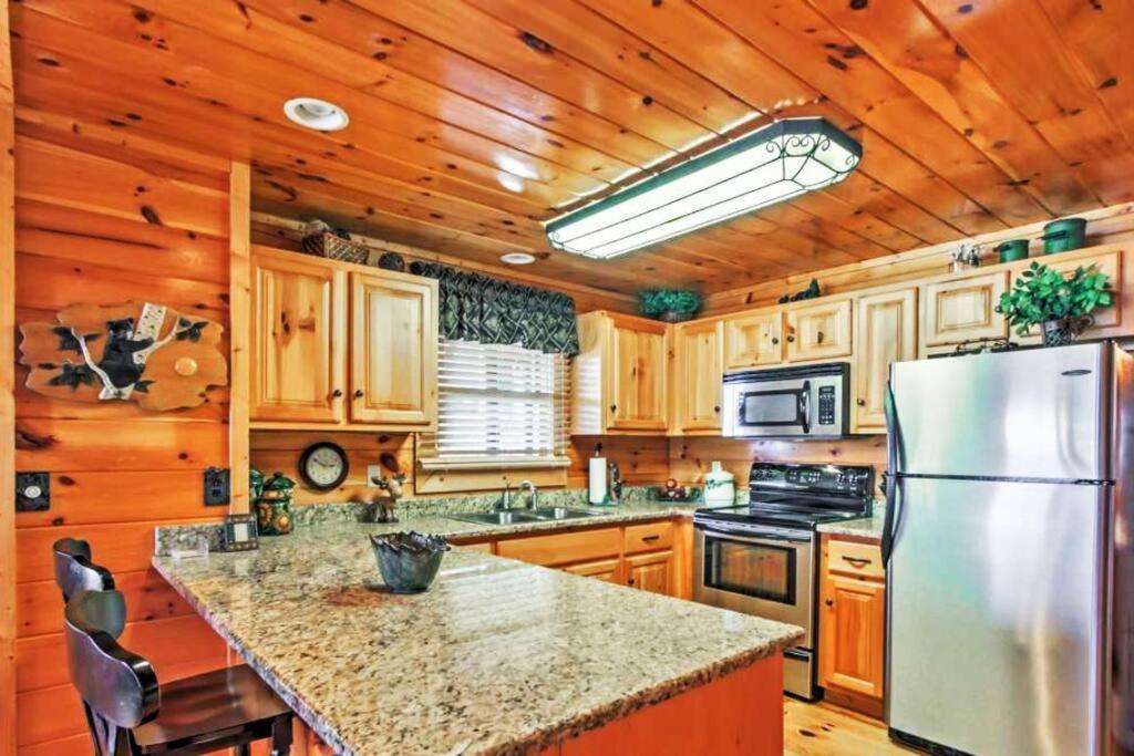 Solid Ground Lodge With Yard! Pigeon Forge Exterior foto